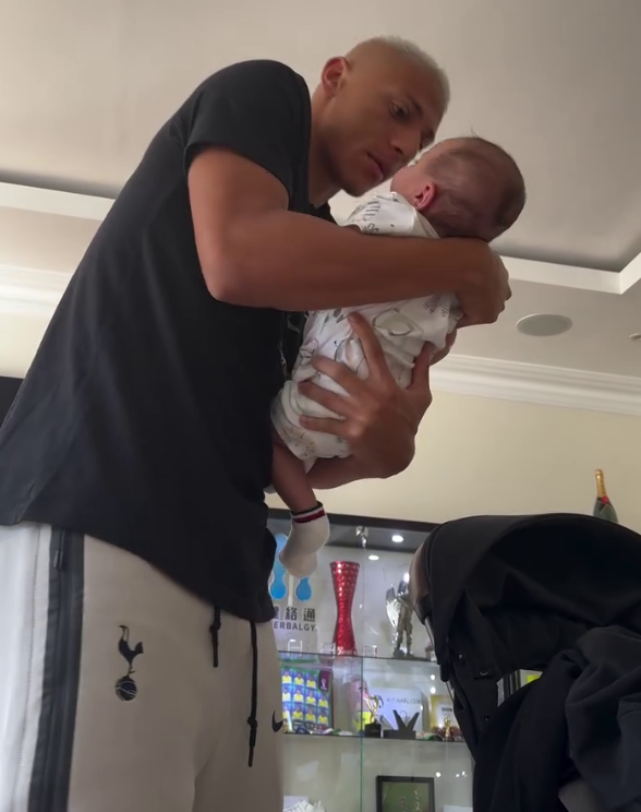 熱血時報| 李察利臣私有化健絡通盃世界盃MVP獎座家中並列