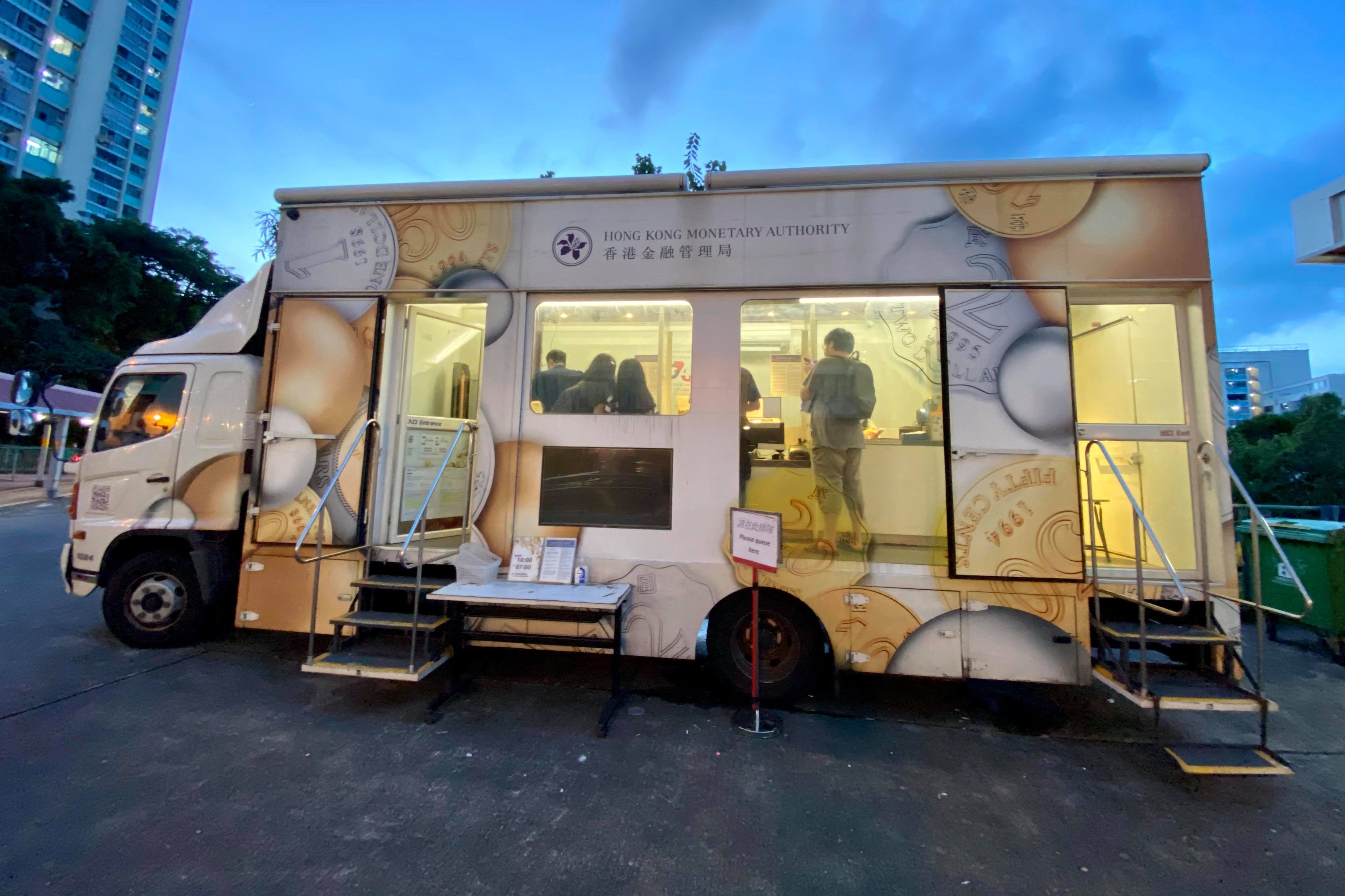 熱血時報| 金管局收銀車出動逾10年收集10.88億枚硬幣